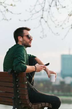 Genç adam onun kahve arası müzik keyfi