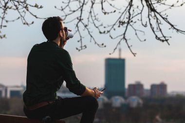 Genç adam onun kahve arası müzik keyfi