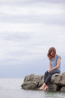 Kadın yalnız ve depresyonda, deniz
