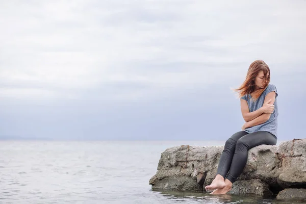 Femme seule et déprimée au bord de la mer — Photo