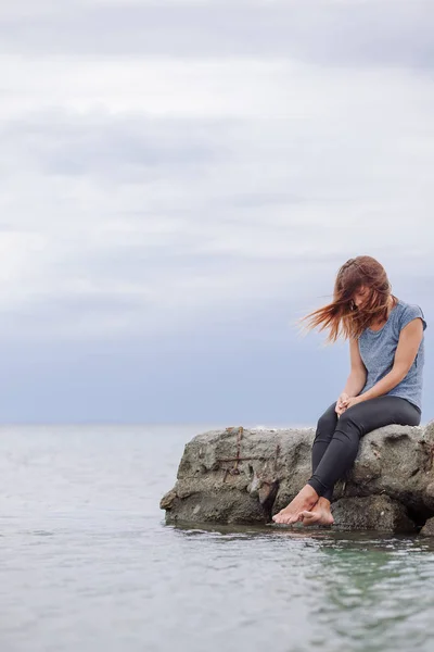 Žena sama a depresi u moře — Stock fotografie