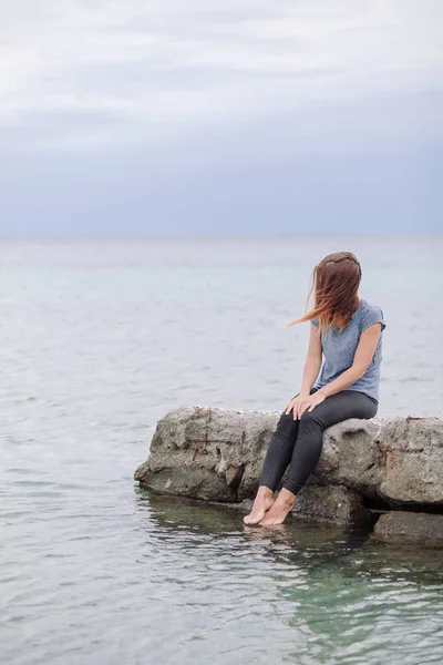 Woman alone and depressed at seaside — Stock Photo, Image