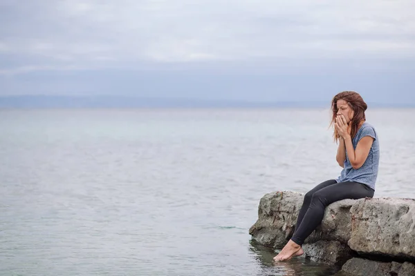 Femme seule et déprimée au bord de la mer — Photo