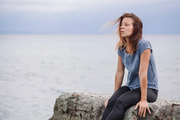 Femme seule et déprimée au bord de la mer — Photo