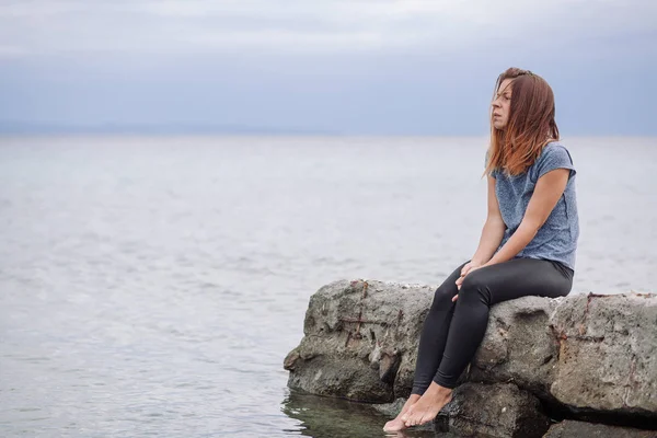 Femme seule et déprimée au bord de la mer — Photo