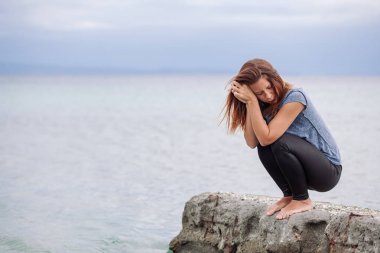 Kadın yalnız ve depresyonda, deniz