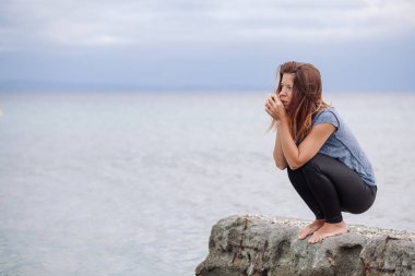 Kadın yalnız ve depresyonda, deniz
