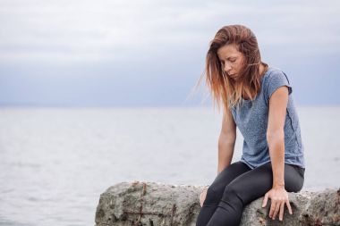 Kadın yalnız ve depresyonda, deniz