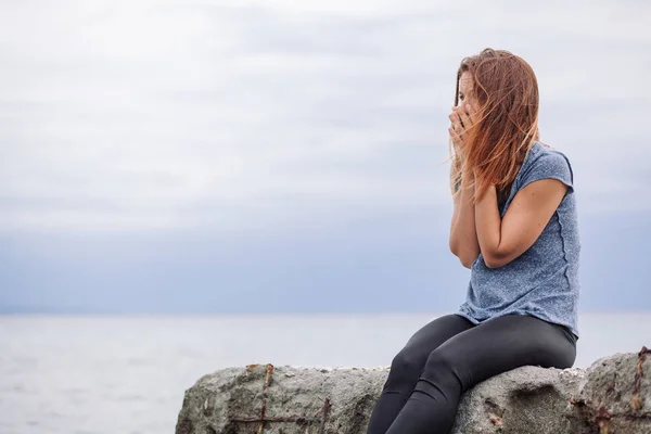 Femme seule et déprimée au bord de la mer — Photo