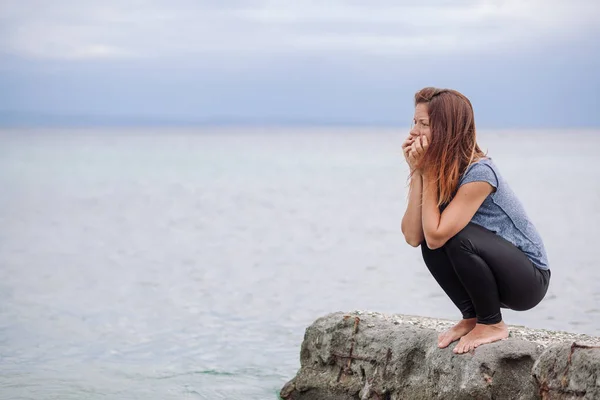 Mujer sola y deprimida a orillas del mar —  Fotos de Stock