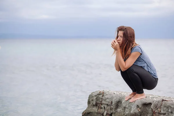 孤独和沮丧在海边的女人 — 图库照片