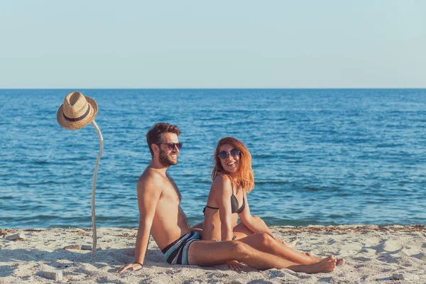 Jeune couple amoureux sur la plage, profitant — Photo