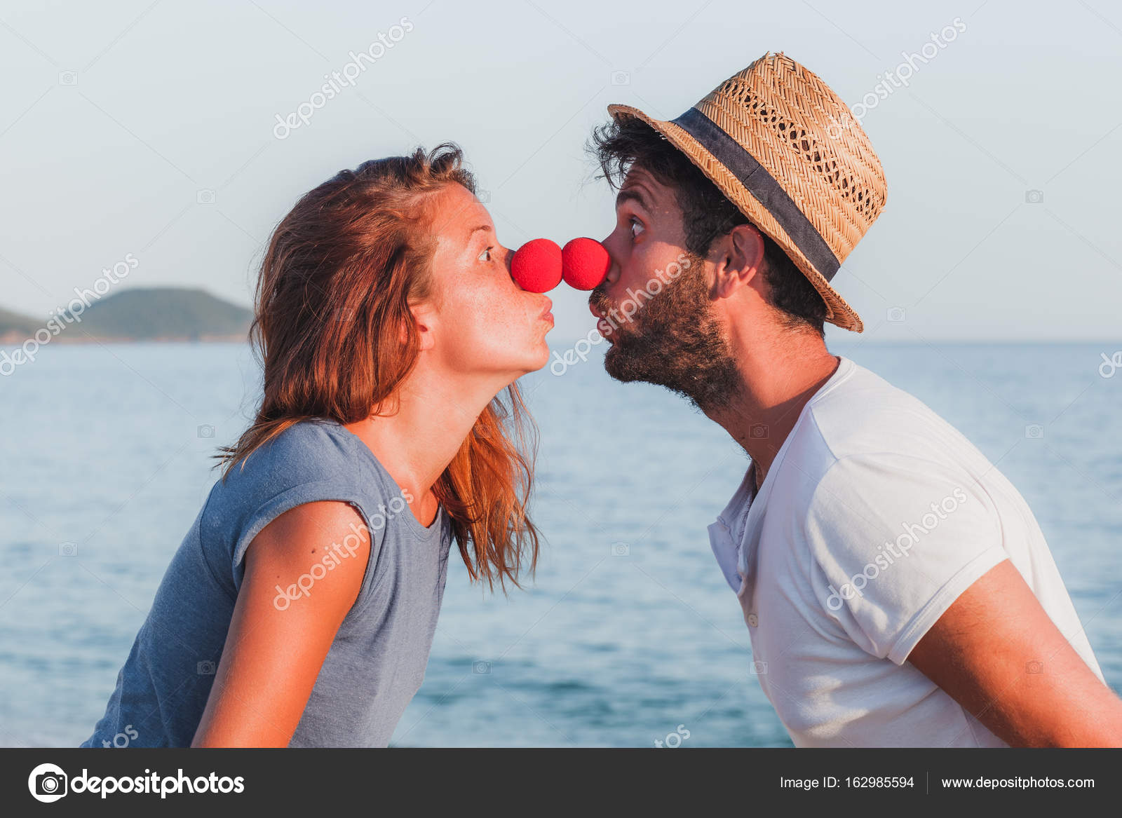 Scarica Gratis Images Funny Young Couple In Love On The Beach Stock Photo C Marjan4782 dernière salutations