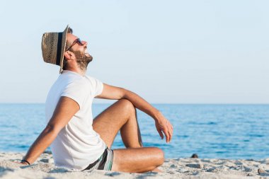 Sahilde yatan genç adam