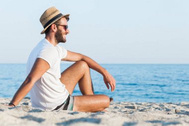 Sahilde yatan genç adam