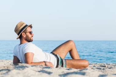 Sahilde yatan genç adam