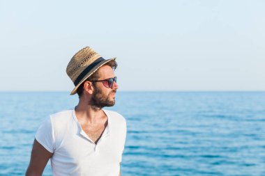 Genç hipster adam sahilde