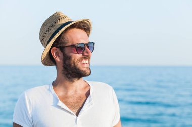 Genç hipster adam sahilde