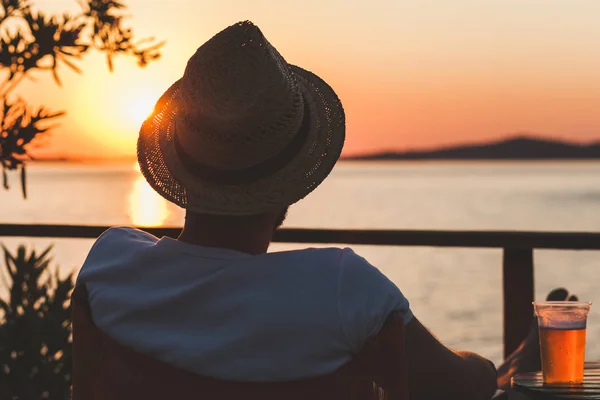 Disfrutar de la puesta de sol en un bar de playa — Foto de Stock