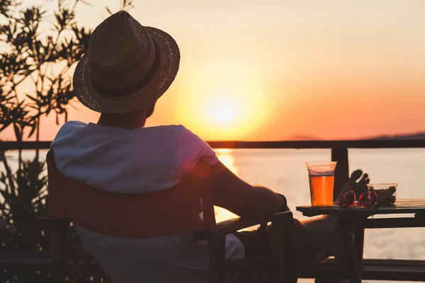 Enjoying sunset at a beach bar — Stock Photo, Image