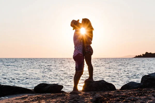 若いカップルがハグとビーチでキス — ストック写真