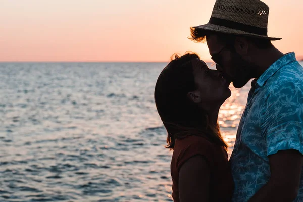 Junges Paar umarmt und küsst sich am Strand — Stockfoto