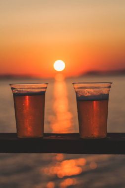 Güneş ayarı ile iki bira bardaklar