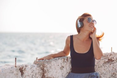 genç kadın kulaklıklar müzik dinlemek