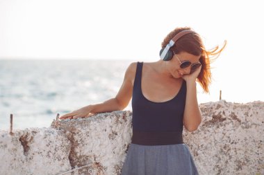 genç kadın kulaklıklar müzik dinlemek