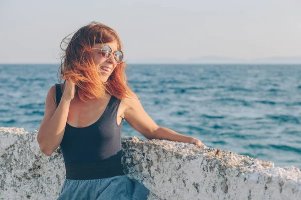 Jovem mulher ouvindo a música em fones de ouvido — Fotografia de Stock