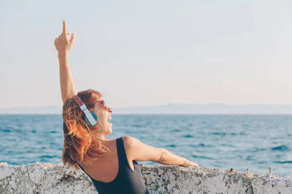 听音乐在耳机上的年轻女子 — 图库照片