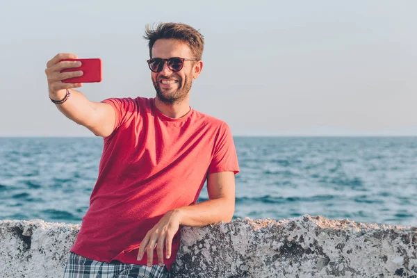 Selfie smartphone ile deniz kenarında alarak turizm