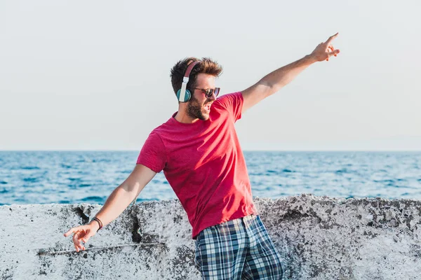 Jovem ouvindo a música em fones de ouvido — Fotografia de Stock