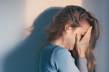 Yalnız ve depresyonda oturan bir kadın