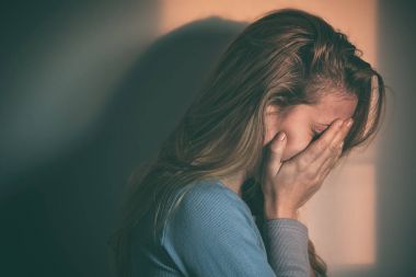 Yalnız ve depresyonda oturan bir kadın