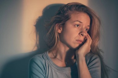 Yalnız ve depresyonda oturan bir kadın
