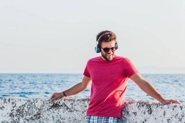 Genç kadın deniz kenarında Ciklet Şişirme