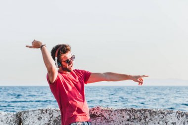 Genç kadın deniz kenarında Ciklet Şişirme