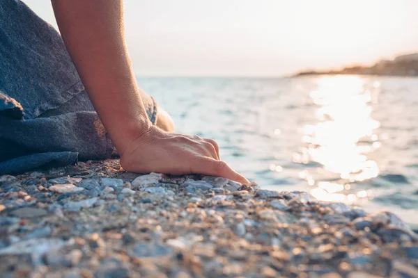 Primer plano de la mano de una mujer sentada en el muelle —  Fotos de Stock