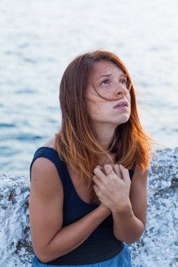 Genç kadın iskelede üzgün