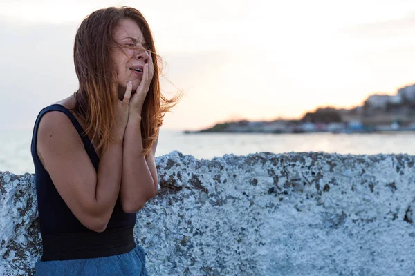 Młoda kobieta, uczucie smutku na molo — Zdjęcie stockowe