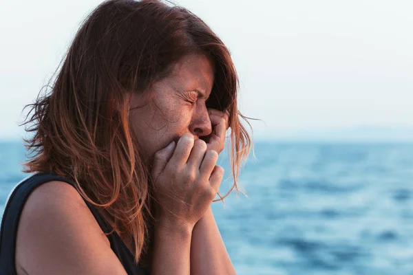 海で悲しい感じの若い女性 — ストック写真