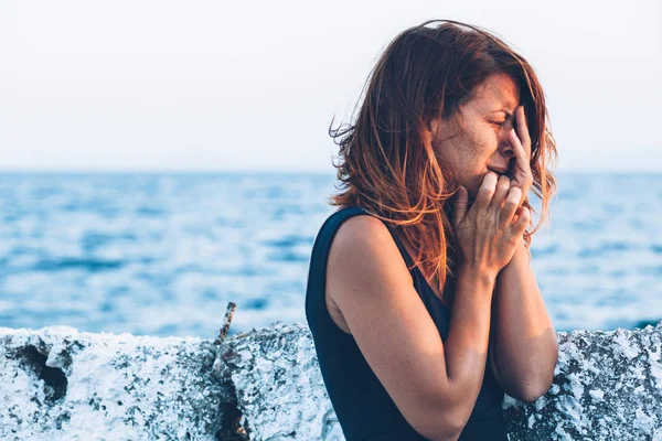 年轻女人伤心的时候在海边 — 图库照片