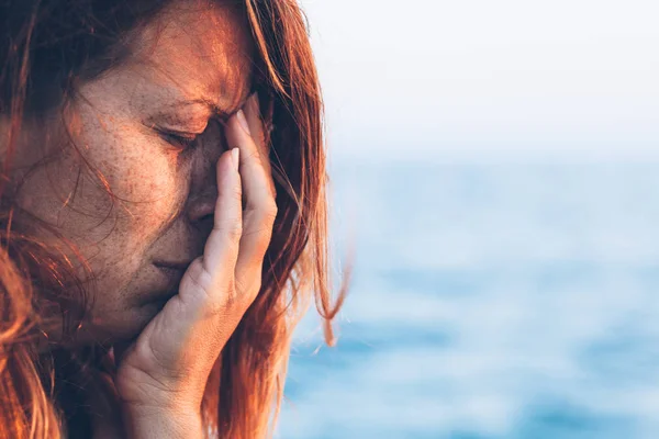 年轻女人伤心的时候在海边 — 图库照片