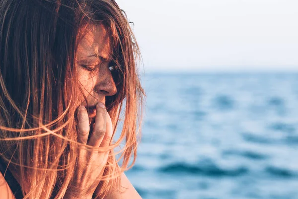 Młoda kobieta, uczucie smutku, nad morzem — Zdjęcie stockowe