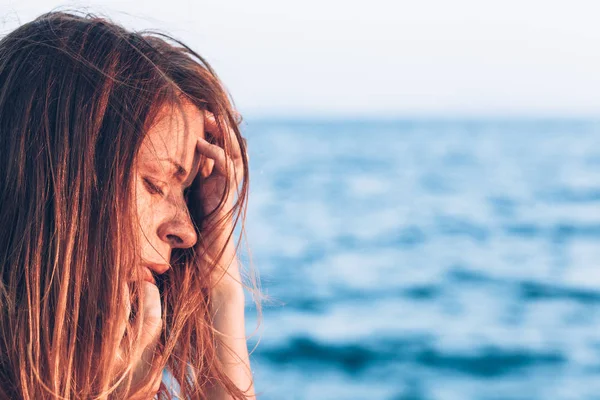 Mujer joven sintiéndose triste por el mar — Foto de Stock