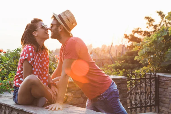 Balkonda aşık genç Çift