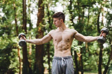 Genç adam ağırlık kaldırıyordu yerleştirmek