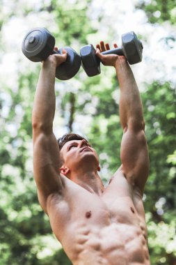 Genç adam ağırlık kaldırıyordu yerleştirmek