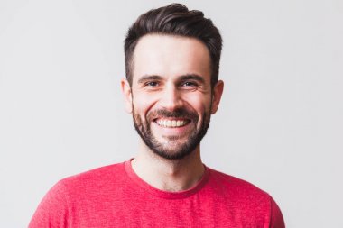 gülümseyen yakışıklı genç